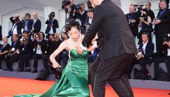 女明星走红毯摔跤,女明星走红毯瞬间成焦点  第2张